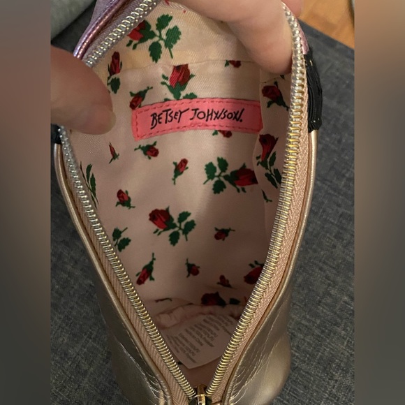 Betsey Johnson Rose all day wristlet wine bottle purse. Like new condition!! - Picture 3 of 6